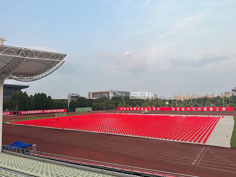 江漢大學2025級新生開學典禮，武漢桌椅租賃搞定場地布置